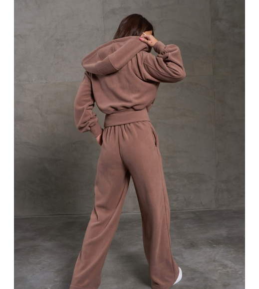 Коричневый теплый костюм со стрелками