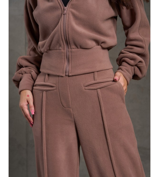 Коричневый теплый костюм со стрелками