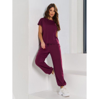 Бордовый брючный костюм с футболкой