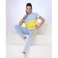 Желто-голубой костюм с футболкой