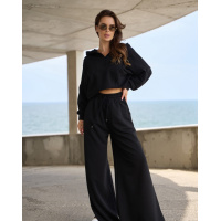 Черный трикотажный костюм с укороченной толстовкой