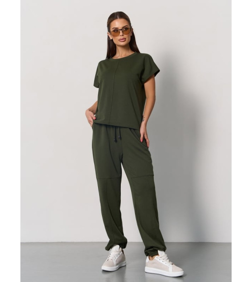 Брючный костюм с футболкой цвета хаки