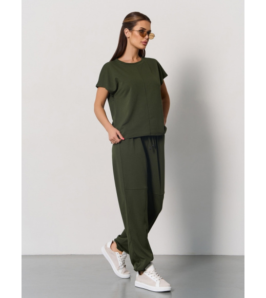 Брючный костюм с футболкой цвета хаки