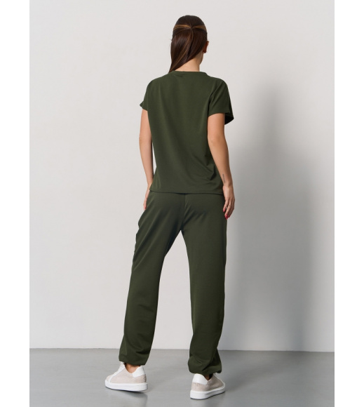 Брючный костюм с футболкой цвета хаки