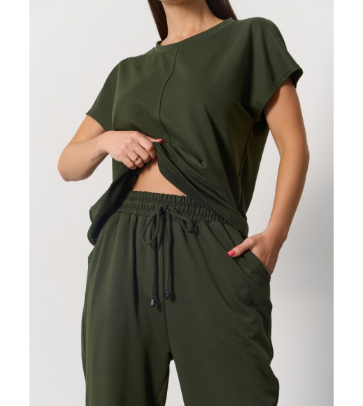 Брючный костюм с футболкой цвета хаки