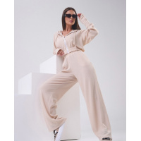 Бежевый фактурный костюм с короткой толстовкой на молнии