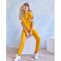 Горчичный трикотажный костюм с блестящей тесьмой