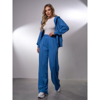 Голубой трикотажный костюм со стрелками