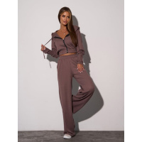 Коричневый фактурный костюм с короткой толстовкой на молнии