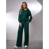 Зеленый трикотажный костюм со стрелками