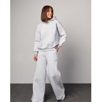 Утепленный светло-серый костюм свободного кроя