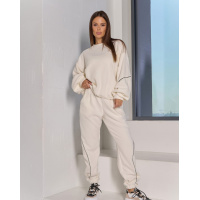 Белый флисовый костюм свободного кроя