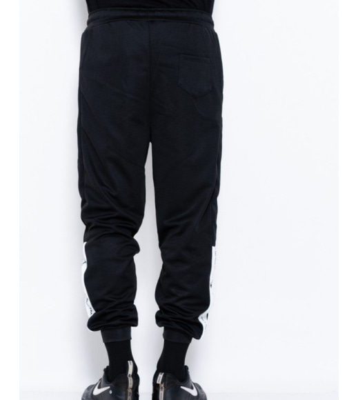 Чорні спортивні штани на манжетах з принтом