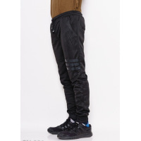 Черные спортивные штаны на манжетах с полосками-тесемками