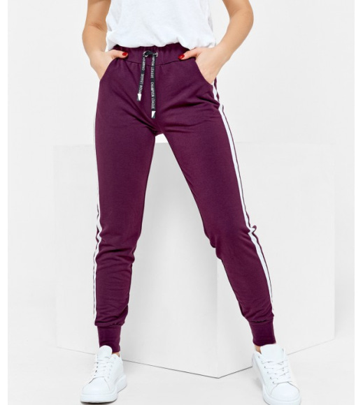 Фиолетовые штаны с полосатыми боковыми вставками