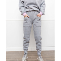 Светло-серые утепленные флисом брюки с карманами