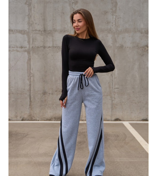 Светло-серые утепленные штаны с боковыми полосками