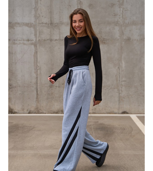 Светло-серые утепленные штаны с боковыми полосками