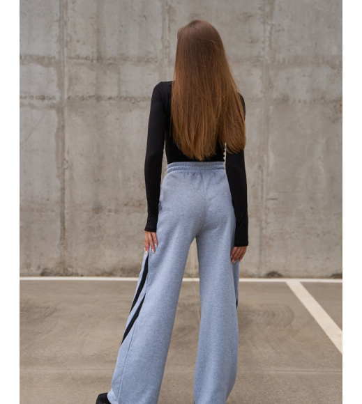 Светло-серые утепленные штаны с боковыми полосками