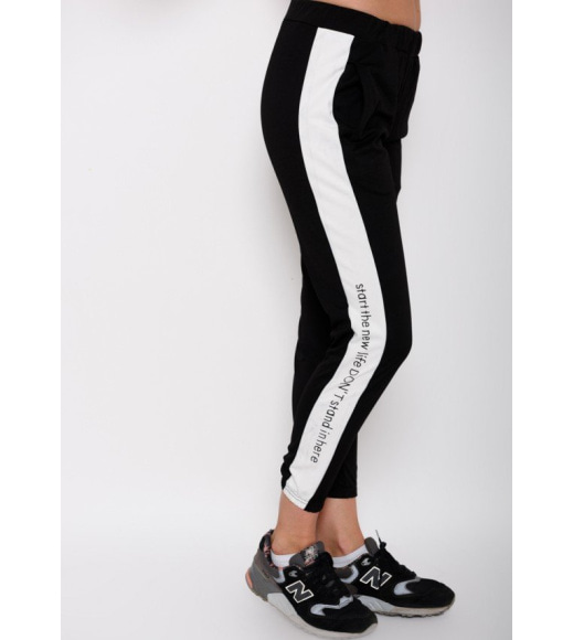Черно-белые спортивные штаны с вставками и принтом