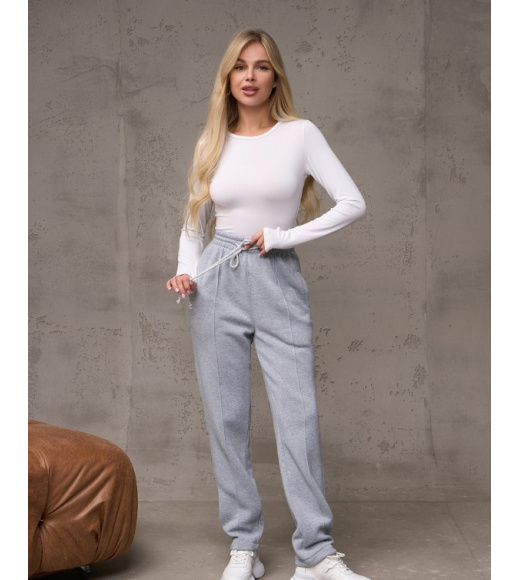 Утепленные светло-серые штаны со стрелками