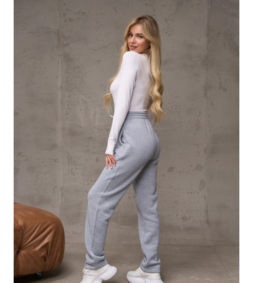 Утепленные светло-серые штаны со стрелками