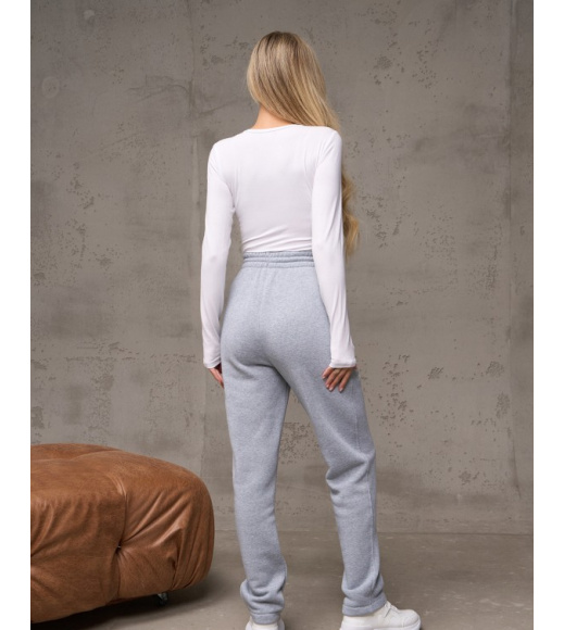 Утепленные светло-серые штаны со стрелками