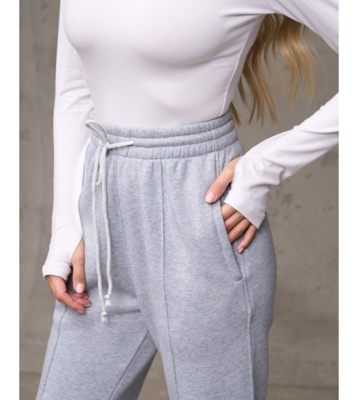 Утепленные светло-серые штаны со стрелками