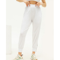 Белые трикотажные брюки с декоративными манжетами