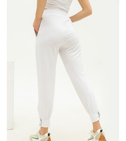 Белые трикотажные брюки с декоративными манжетами