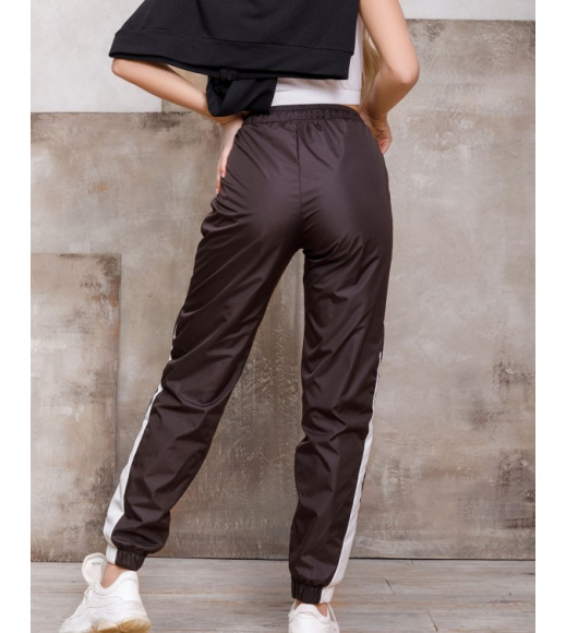 Свободные темно-коричневые спортивные штаны с вставками