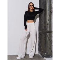 Молочные свободные штаны с боковой драпировкой