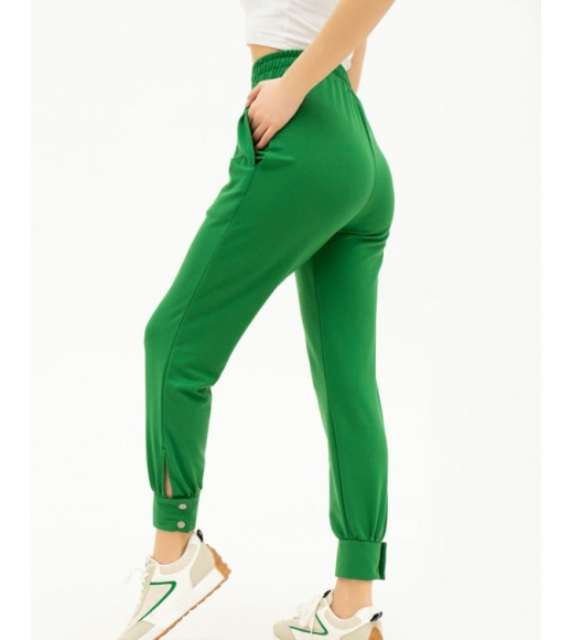 Зеленые трикотажные брюки с декоративными манжетами