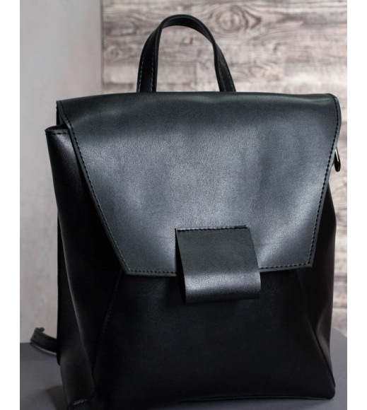 Чорний шкіряний рюкзак з петлицею