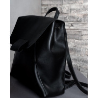 Черный кожаный рюкзак с петлицей