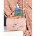 Розовая стеганая сумка прямоугольной формы