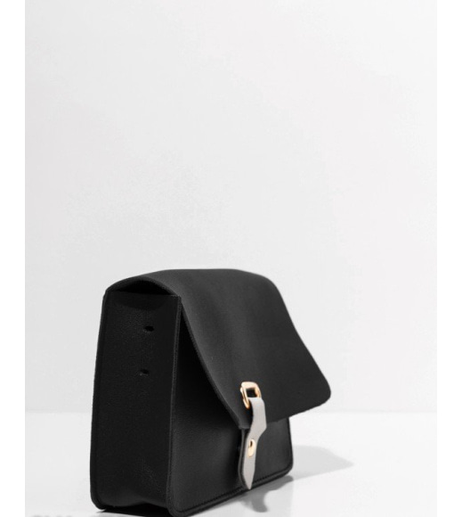 Черная сумка из эко-кожи с бежевым клапаном