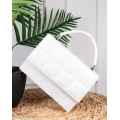 Белая каркасная стеганая сумка-чемоданчик