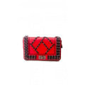 Красный кожаный клатч с отделкой серебристыми цепочками
