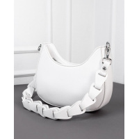 Белая сумка багет с плетеной ручкой