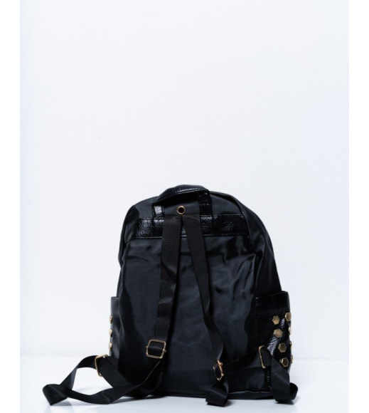 Чорний рюкзак з смужками і заклепками