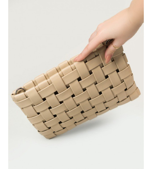 Бежевая прямоугольная плетеная сумка из эко-кожи
