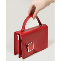 Червона каркасна прямокутна сумка з металевим декором