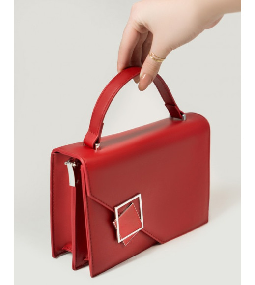 Красная каркасная прямоугольная сумка с металлическим декором