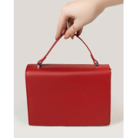 Червона каркасна прямокутна сумка з металевим декором