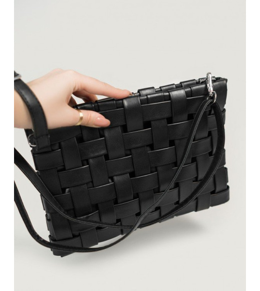 Черная прямоугольная плетеная сумка из эко-кожи