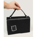 Чорна каркасна прямокутна сумка з металевим декором