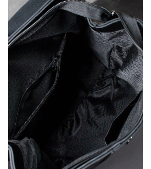 Черный рюкзак с фактурной вставкой