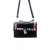 Черная женская сумочка из эко-кожи с яркой фурнитурой и замочком
