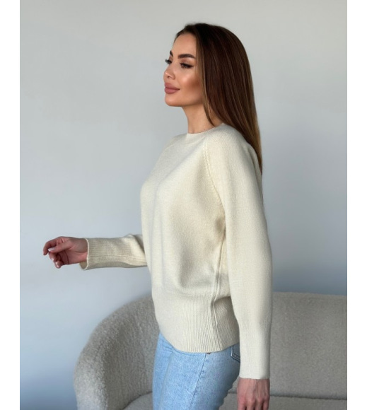 Бежевый ангоровый свитер с удлиненными манжетами